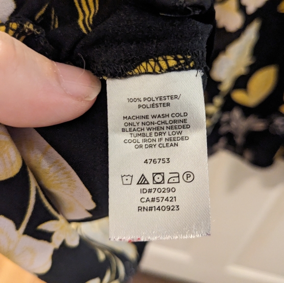 LOFT black, flutter sleeve blouse in a yellow floral pattern, size 24 - Picture 3 of 12